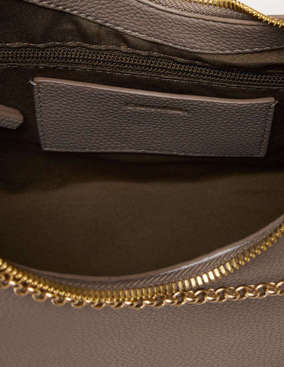 Bolsa Crossbody Calvin Klein Hardware Emblem Pebble para mujer 4