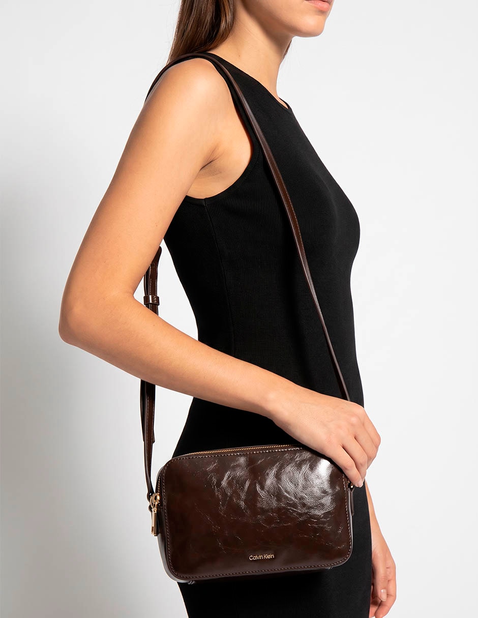 Bolsa crossbody embossed logo distressed para mujer Bolsa crossbody embossed logo distressed para mujer