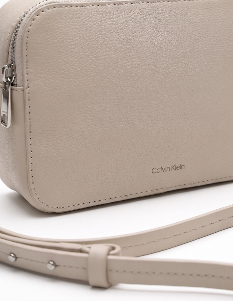 Bolsa crossbody Embossed Logo para mujer 4